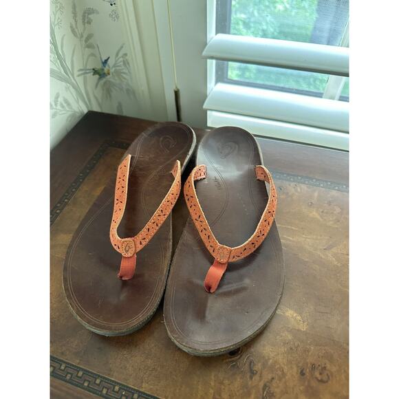 OluKai Puka Flip Flops Thong Sandals Women's Size 9 Coral Perforated Leather - Picture 1 of 7
